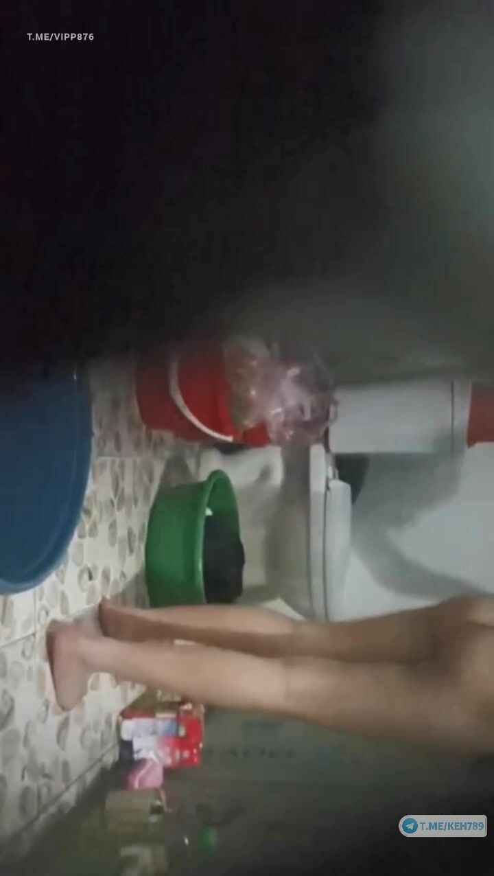 Quay lén nhỏ em họ mới lớn cực non tơ đi tắm,đúng hàng gái mới lớn nhìn đã thật